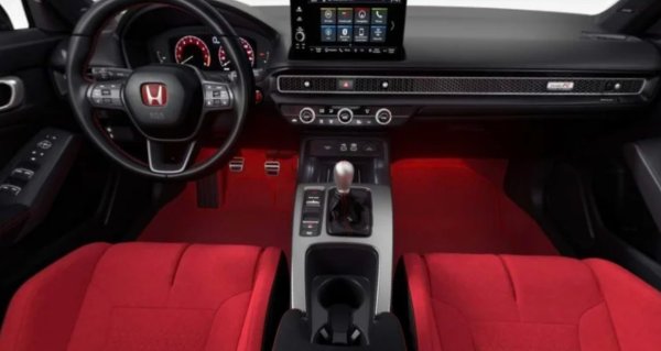 Honda Civic Type R грабва  с червен интериор, който веднага задава тон за спортния характер. Цветовата схема се простира чак до килимите. Силно подсилените предни седалки предлагат страхотна опора, но не правят  компромис с комфорта. Това ги прави идеални за дълги пътувания.

Под предния капак Type R радва с 2,0-литров двигател с турбокомпресор, който произвежда 320 конски сили.. Съчетан с шестстепенна ръчна скоростна кутия, този японски хот хеч може да ускори от 0 до 100 км/ч за около 5,5 секунди. Съединителят е лек, а скоростният лост прецизен, което допринася за удоволствието от шофирането. Може да не е най-бързият в своя клас, но се кара с кеф.

Отвътре Type R привлича с 9-инчов дисплей за инфотейнмънт, дигитален клъстер и аудиосистема Bose с 12 високоговорителя.
За разлика от конкурентите има повече от добро пространство в багажника.